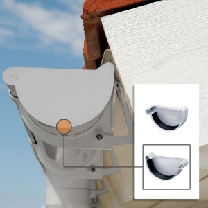 Grauer Inefa PVC Rinnenboden rechts, halbrund, mit Gummidichtung an einer Dachrinne. Ideal für Kunststoff-Dachrinnen.