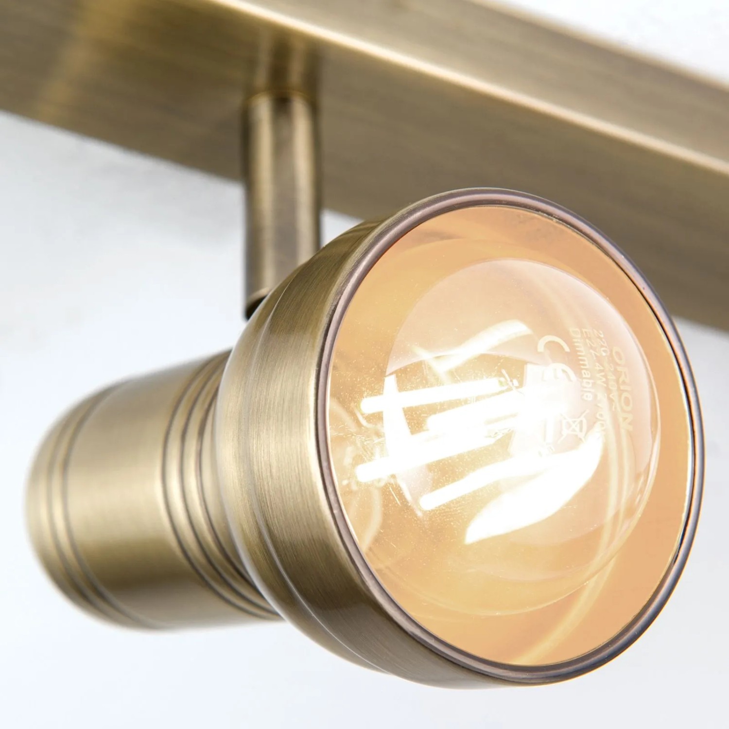 Detailaufnahme: Orion Strahler Wilhelm, 3-flammig, antik. Spot mit E27 Fassung.