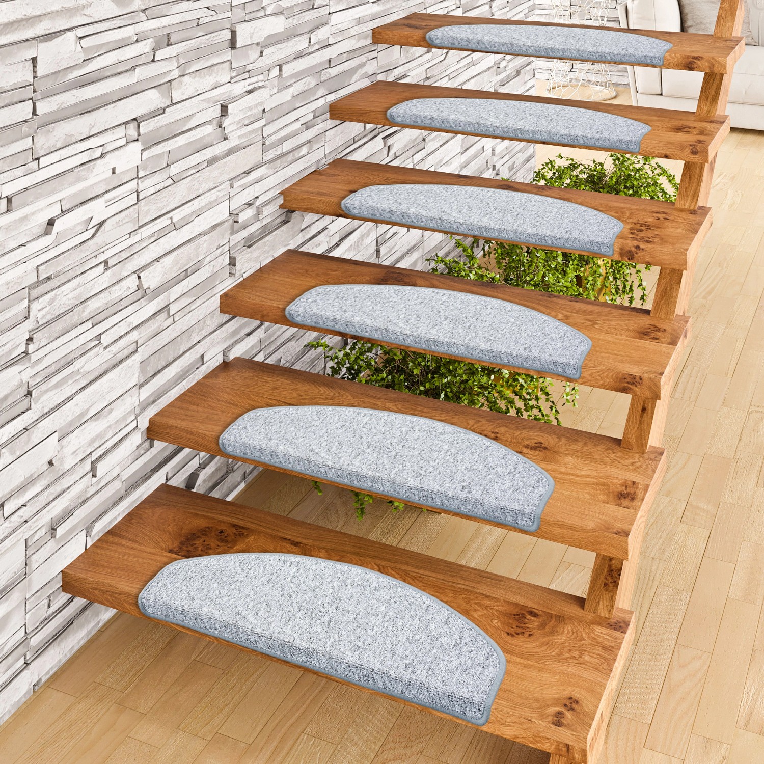 15er-Set silbergraue Pergamon Trend Stufenmatten auf Holztreppe.