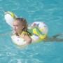 Mädchen schwimmt mit Bestway Schwimmring im Tierdesign (Einhorn) im Pool.