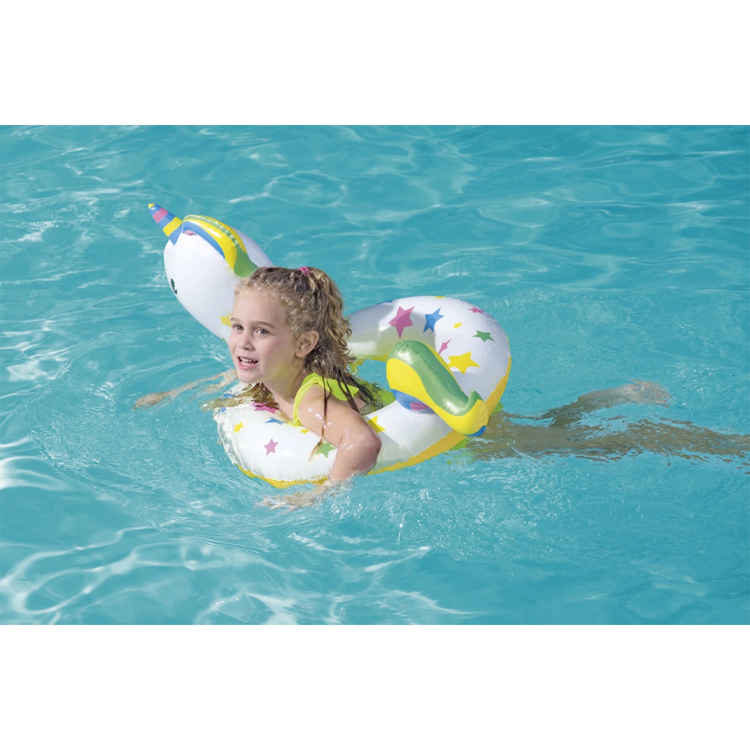 Mädchen schwimmt mit Bestway Schwimmring im Tierdesign (Einhorn) im Pool.