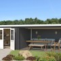 Carbongraues Lasita Gartenhaus St Louis mit Doppeltür und überdachtem Anbau.