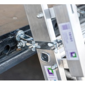 Detailaufnahme: MUNK LKW Leiter mit Magnet-Montagesatz zur sicheren Befestigung am LKW.