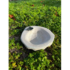 Dekorative Vogeltränke aus Steinguss mit Schmetterling für den Garten.