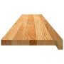 Hellbraune Massivholz-Fensterbank aus Eiche mit deutlicher Holzmaserung.