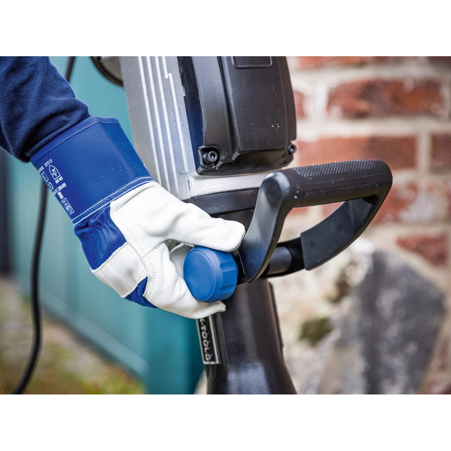 LUX Abbruchhammer E-AHM-1700 in Nutzung mit Handschuhen. Baumaschine für Abbrucharbeiten.