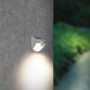 Silbergraue LED-Solar Wandleuchte mit Bewegungssensor an einer Wand.