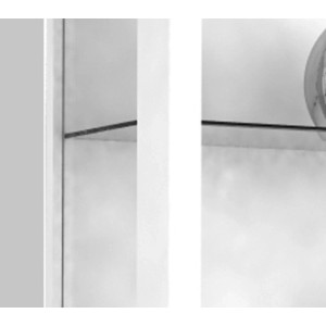Detailansicht: Wandhängender, weißer Vitrinenschrank Udina mit Glastüren und Glasböden.