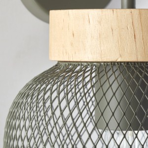 Olivgrüne Brilliant Wandleuchte Giada mit Holzapplikation und modernem Gitter.
