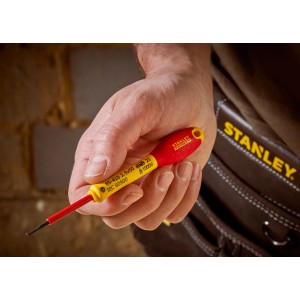 Stanley Fatmax isolierter Schlitz-Schraubendreher (3,5 mm) in Hand, Werkzeug für sicheres Arbeiten.