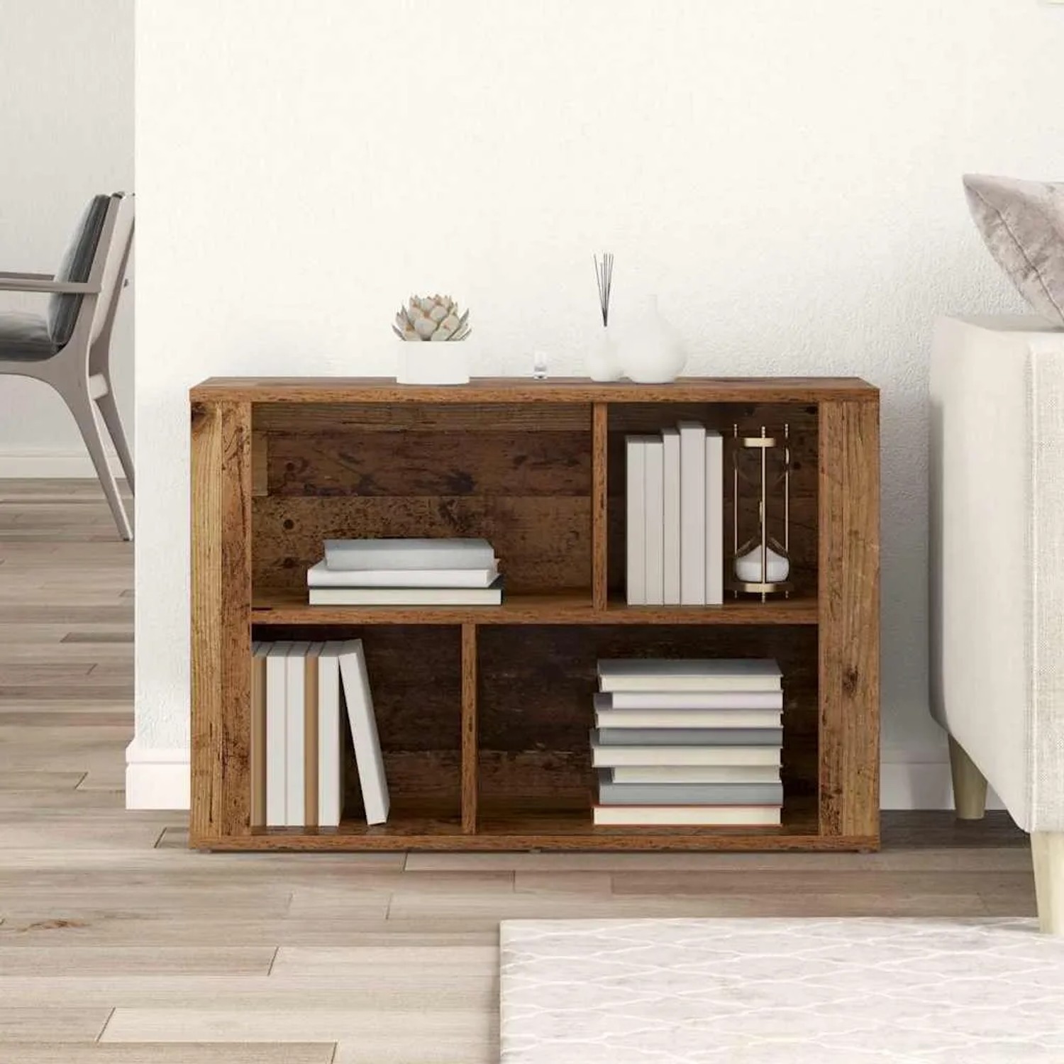 Rustikales Sideboard aus Holzwerkstoff in Altholz-Optik mit offenen Fächern, dekoriert mit Büchern und Pflanzen.