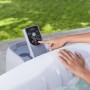 Hand bedient das Bedienfeld des Bestway Whirlpools Miami AirJet im Garten. Steuerung für aufblasbaren Whirlpool.