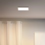 Quadratisches, weißes WiZ LED-Panel (30x30 cm) an der Decke, smarte Beleuchtung.
