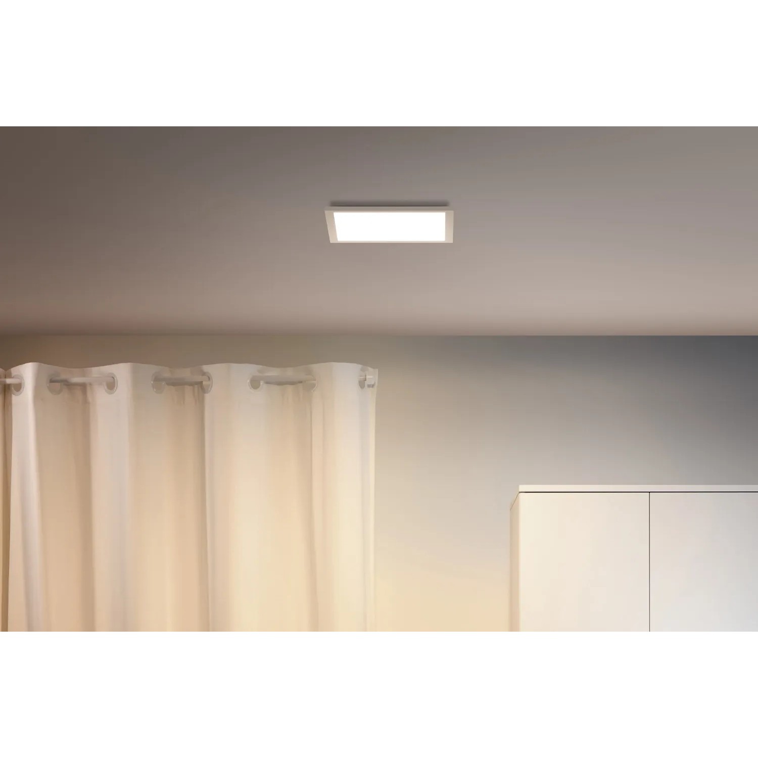 Quadratisches, weißes WiZ LED-Panel (30x30 cm) an der Decke, smarte Beleuchtung.