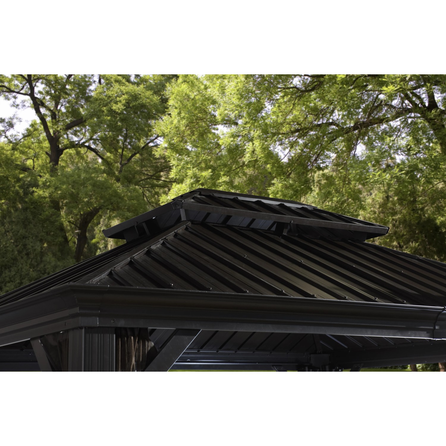 Detailansicht des anthrazitfarbenen Sojag Aluminium Pavillon Messina 10x12 mit Stahldach.