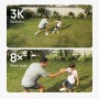 Eufy Flutlichtkamera E340: Vater und Sohn spielen Fußball im Garten, aufgenommen in 3K und mit 8x Zoom.