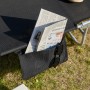 Detailaufnahme: Schwarze SoBuy Gartenliege mit Seitentasche für Zeitung und Sonnenbrille.