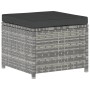 Hocker aus grauem Rattan mit dunkelgrauem Kissen, Teil des vidaXL Garten-Lounge-Sets.
