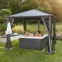 Home Deluxe Outdoor Whirlpool White Marble Plus mit Paar unter Pavillon im Garten.