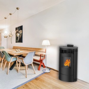 Sannover Luft-Pelletofen Flavia 9,5 kW, schwarz, im Wohnraum mit Esstisch und Stühlen.