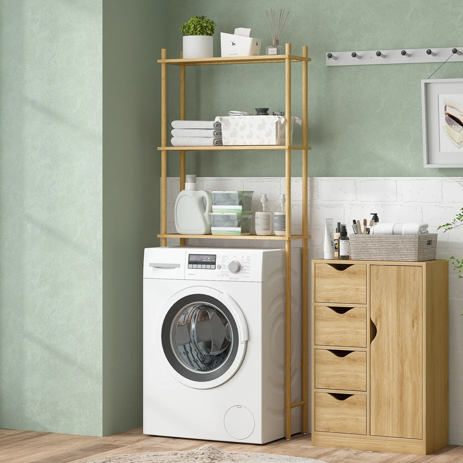 HOMCOM Toilettenregal aus Bambus, naturfarben, mit drei Ablagen über einer Waschmaschine im Badezimmer.