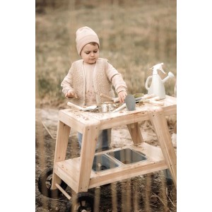 Kind spielt mit small foot Handschaufel-Set an Holztisch. Robuste Metallschaufeln, Spaten, Kelle mit Holzgriffen für Sand & Garten.