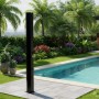 Schwarze Juskys Solardusche Victoria (60 l) mit Regendusche im Garten neben Pool.