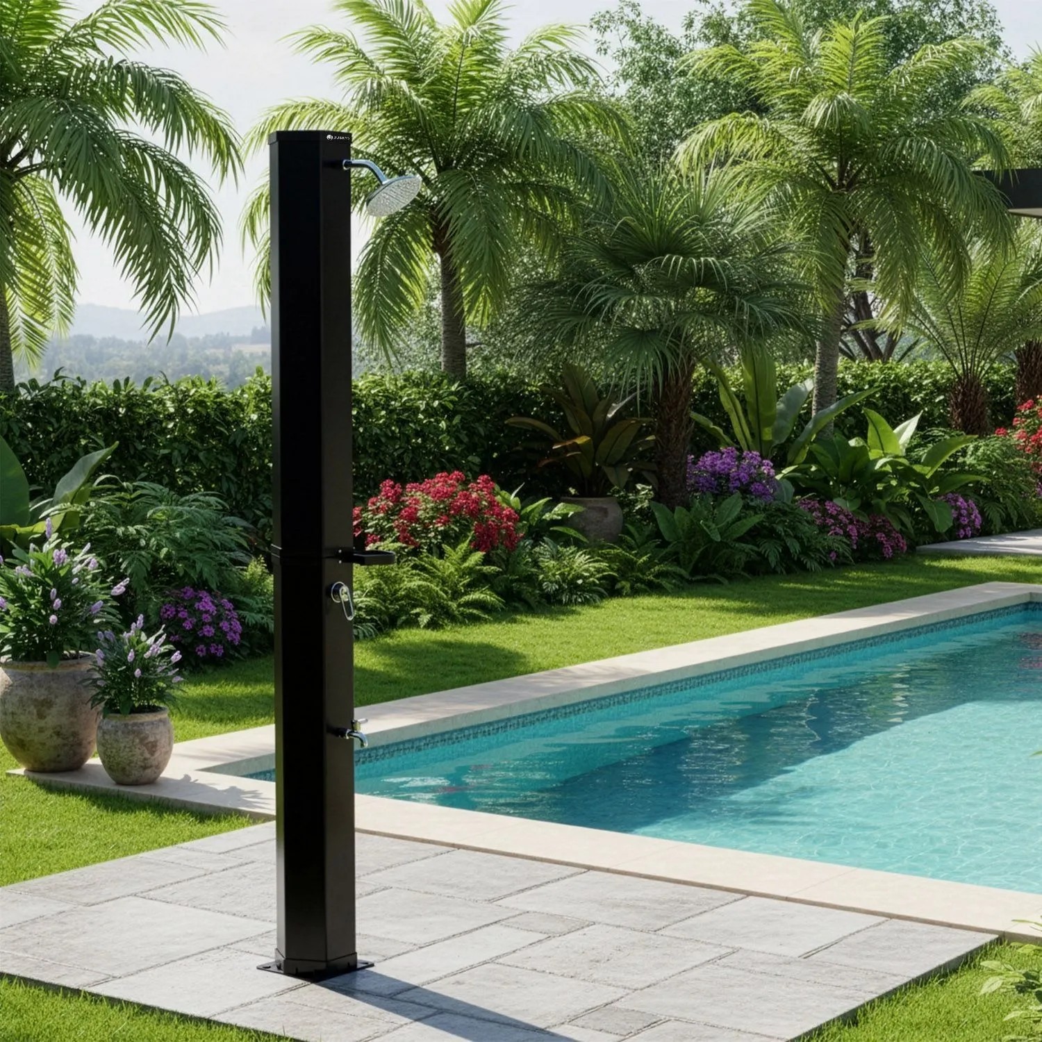 Schwarze Juskys Solardusche Victoria (60 l) mit Regendusche im Garten neben Pool.