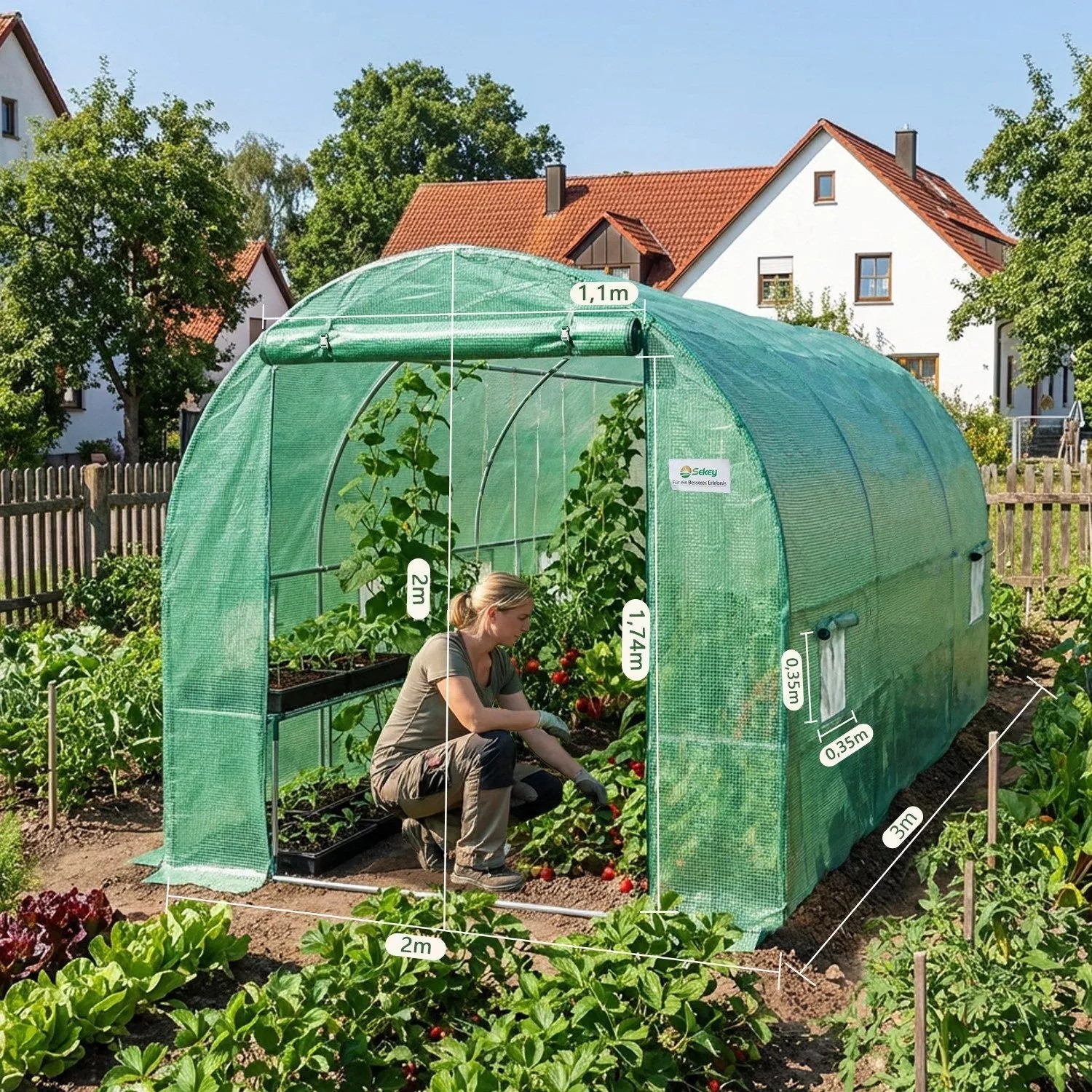Grünes Sekey Foliengewächshaus 3x2x2m im Garten. Frau pflegt Tomaten. Stabil, UV-Schutz, mit Türen und Fenstern.