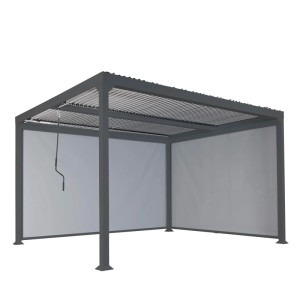 Anthrazitfarbene Alu-Pergola mit drehbarem Lamellendach, zwei hellen Seitenwänden und Handkurbel. Ideal als Sonnenschutz.