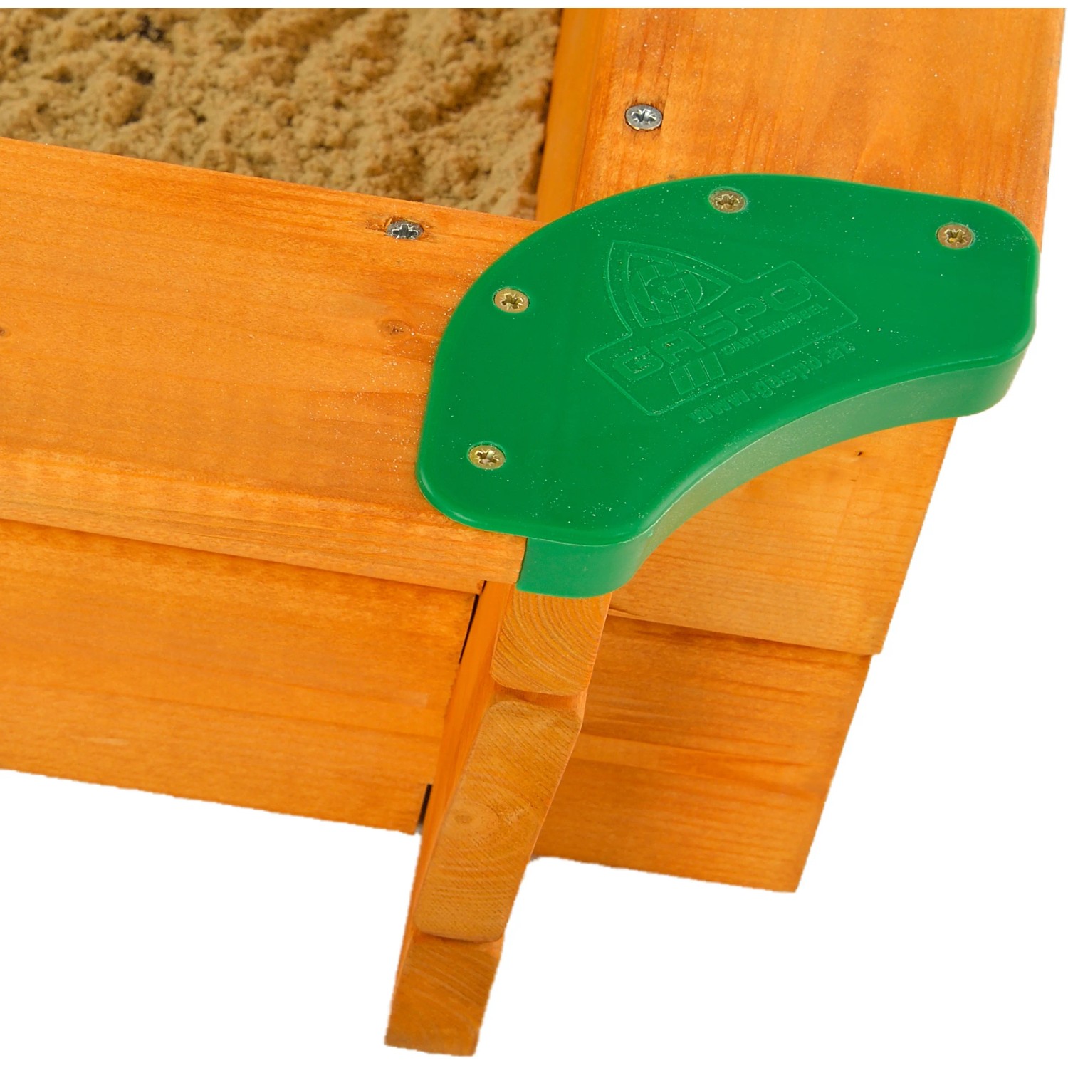 Detailansicht: Gaspo Sandkasten Felix 100x100 mit grünen Schutzecken und Holzstruktur.