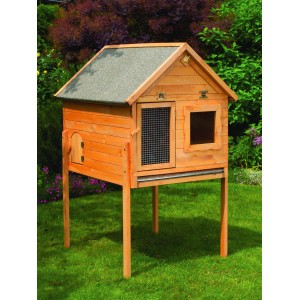 Promadino Kleintiervilla Maxi aus Holz mit Dach und Beinen im Garten.