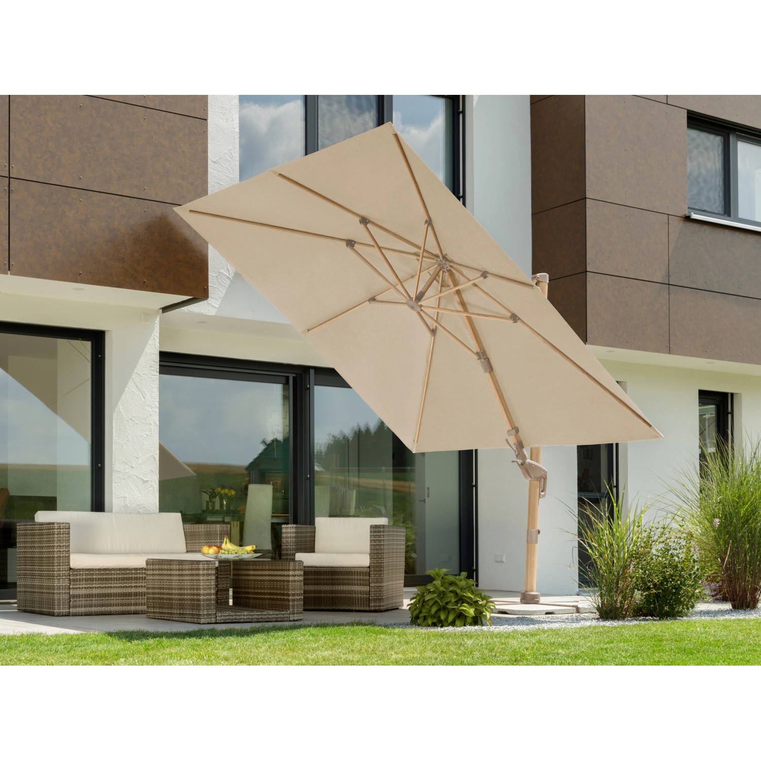 Quadratischer, beiger Schneider Ampelschirm Rhodos Twist Loft 300x300 cm mit Kurbelmechanik und Gartenmöbeln.