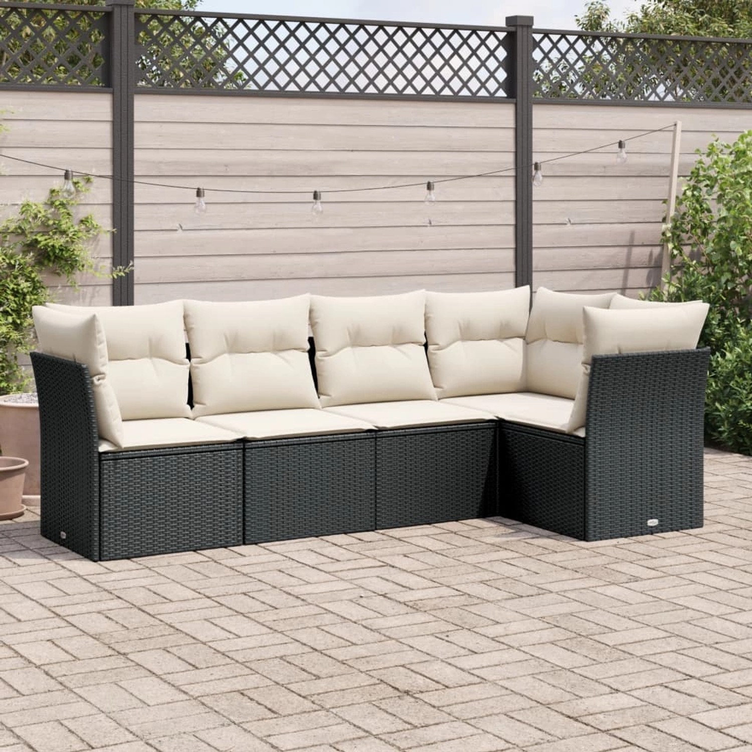 Schwarze 5-tlg. vidaXL Garten-Sofagarnitur aus Poly Rattan mit cremeweißen Kissen.