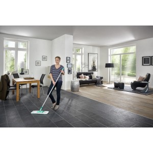 Frau wischt Fliesenboden mit Leifheit Bodenwischer Profi Micro Duo im Wohnzimmer.