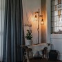 Schwarze QAZQA Stehlampe Dami Frame mit Holz und zwei Lampenschirmen im Industrie-Stil.