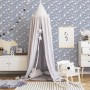 Kinderzimmer mit blauer PROFHOME Kindertapete mit Wolken, Mond und Sternen. Matte Optik.
