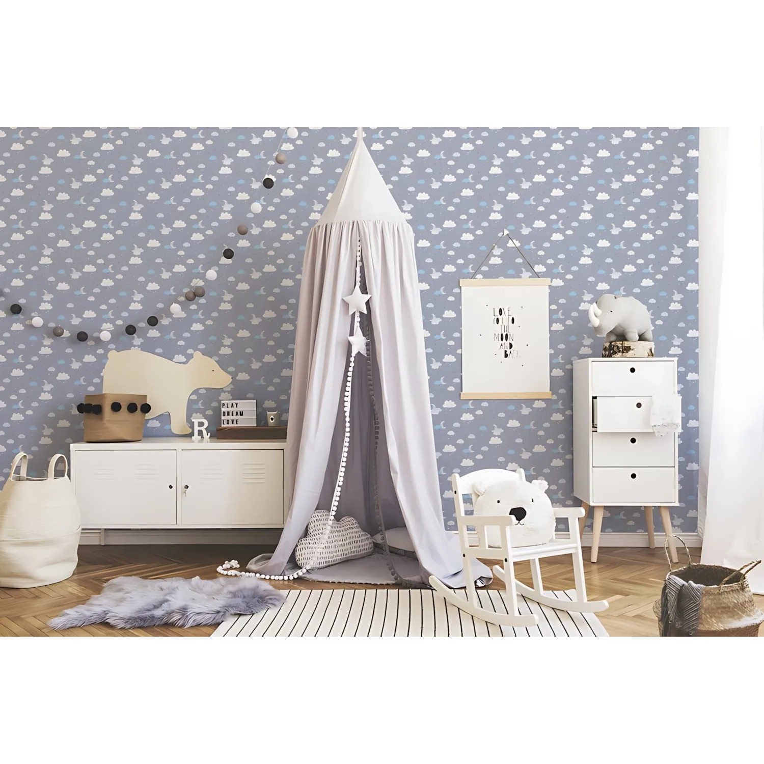 Kinderzimmer mit blauer PROFHOME Kindertapete mit Wolken, Mond und Sternen. Matte Optik.