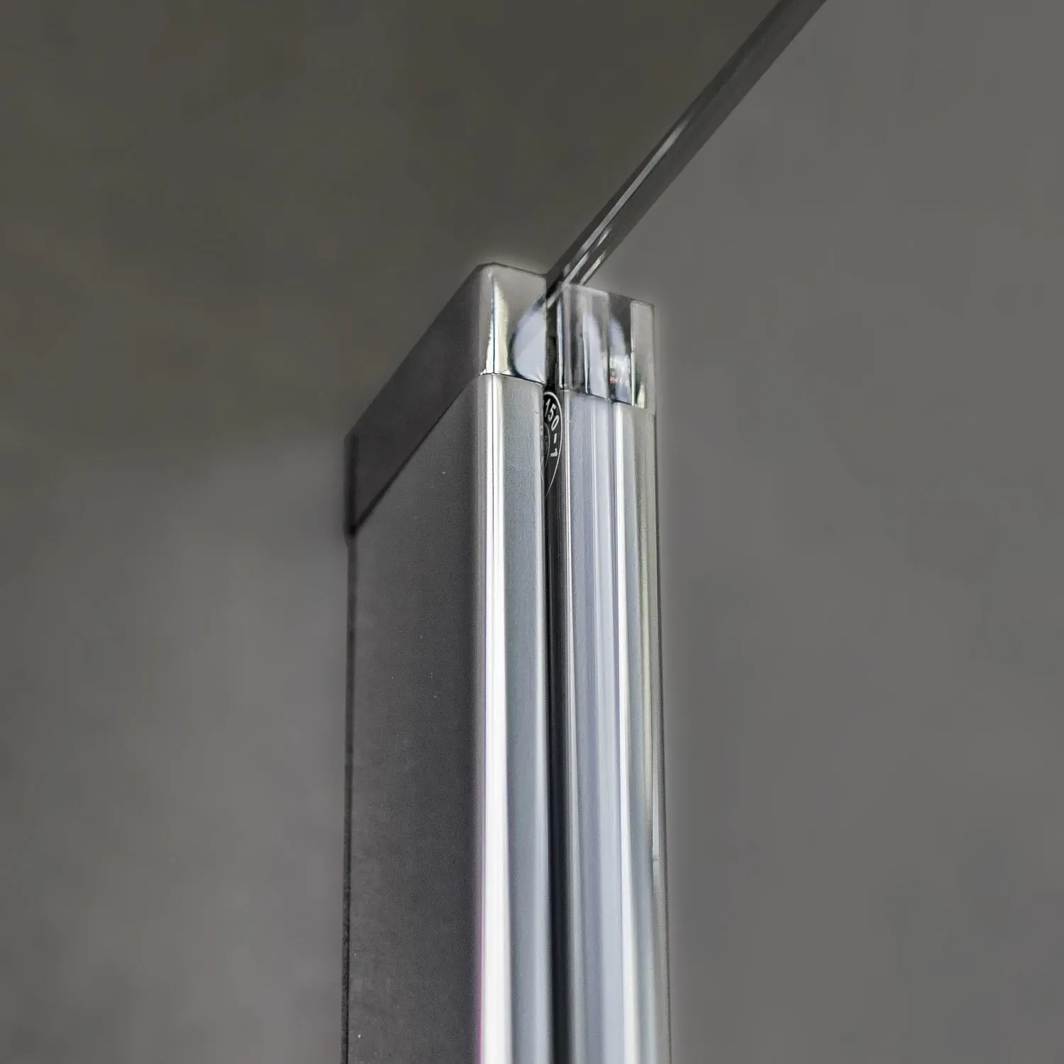 Detailaufnahme: Breuer Walk-In Duschwand Panorama, Chromprofil und Klarglas.