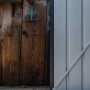 Metall Gerätehaus Lean-To in Anthrazit, Anlehnmodell mit Tür, ideal zur Geräteaufbewahrung.
