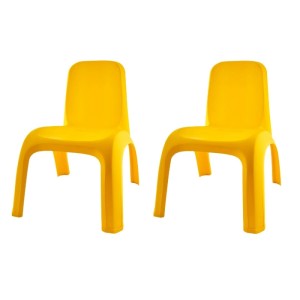 Zwei dunkelgelbe KMND Kinderstühle aus Polypropylen. Robuste Gartenmöbel für Kinder von 2-5 Jahren, UV-beständig.