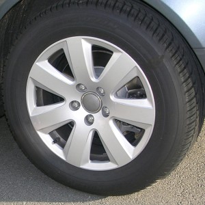 Rad mit silberner Felge und montierten Eufab Radschrauben-Kappen (17 mm, 20 Stk.)