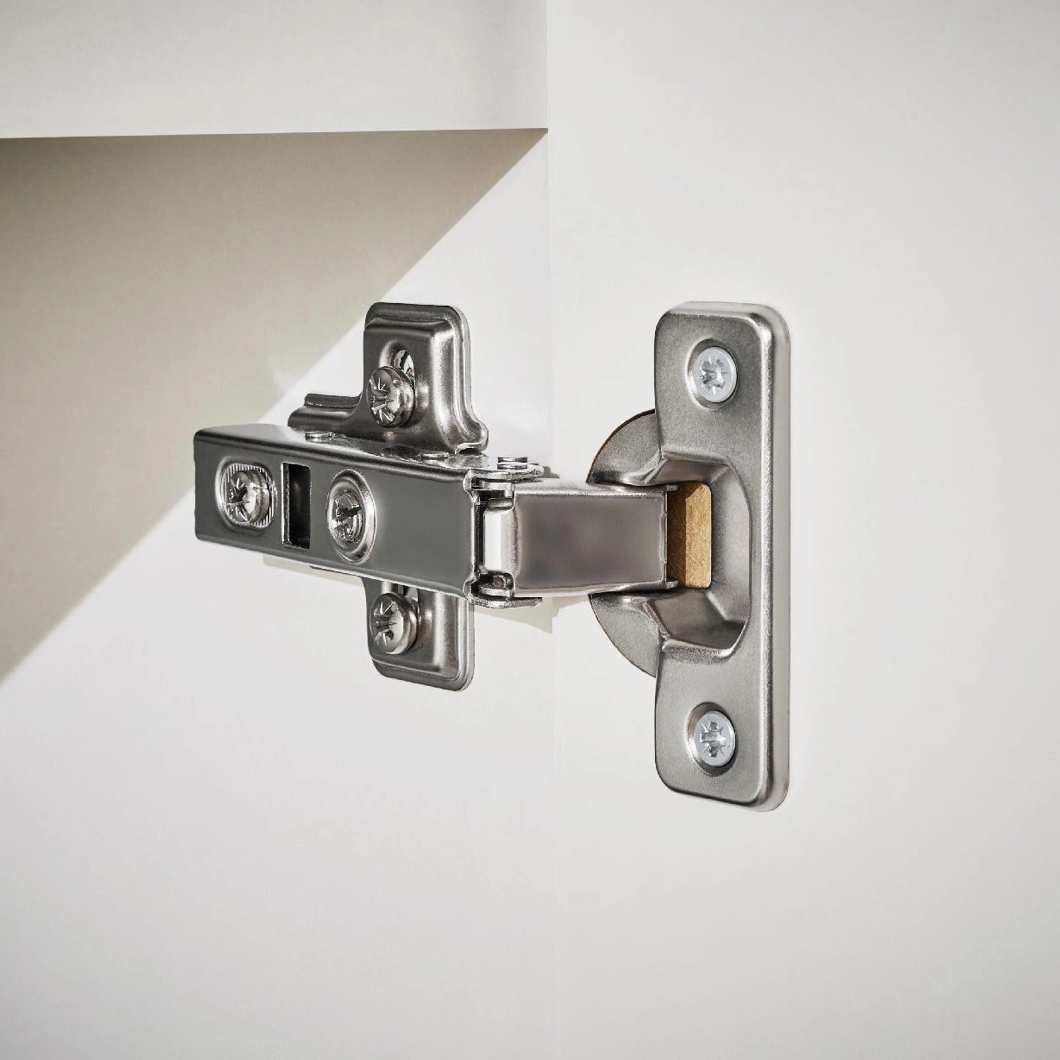 Detailaufnahme: Scharnier an weißer Respekta Küchenzeile Gabriel mit Soft-Close Funktion.