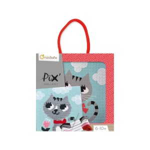 MyMandarine Stickset Kreuzstich Katze. Kreativset für Kinder mit Stoff, Garn, Nadel und Rahmen. Zeigt fertiges Katzenmotiv.