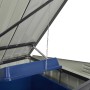 Geöffnete graue Juskys Mülltonnenbox Namur aus Metall mit Gasdruckfeder und Kette zum Öffnen des Mülltonnendeckels.
