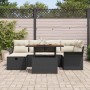 Schwarze 7-teilige vidaXL Gartensofagarnitur aus Poly Rattan mit hellen Kissen.