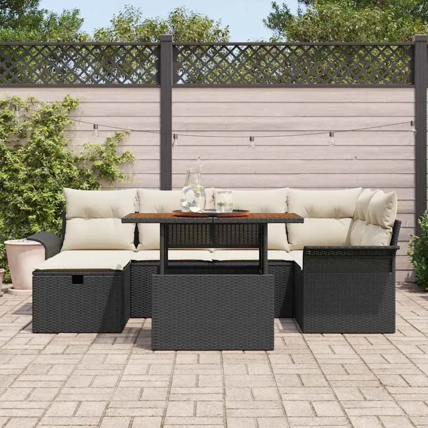 Schwarze 7-teilige vidaXL Gartensofagarnitur aus Poly Rattan mit hellen Kissen.