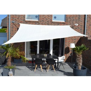 Cremeweißes Floracord Vierecksonnensegel HDPE 360x360 cm über einer Terrasse mit Tisch und Stühlen.