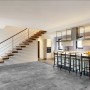 Verlegtes Classen Ceramin Neo Vario Repello, Bodenfliese in dunkler Steinoptik im Wohnraum mit Treppe und Küche.