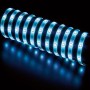 Aufgerolltes LED-Flexband RGB, 5 m, blau leuchtend. LED-Streifen mit Fernbedienung.